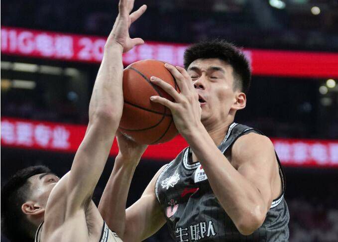 不穿内衣的瑜伽教练