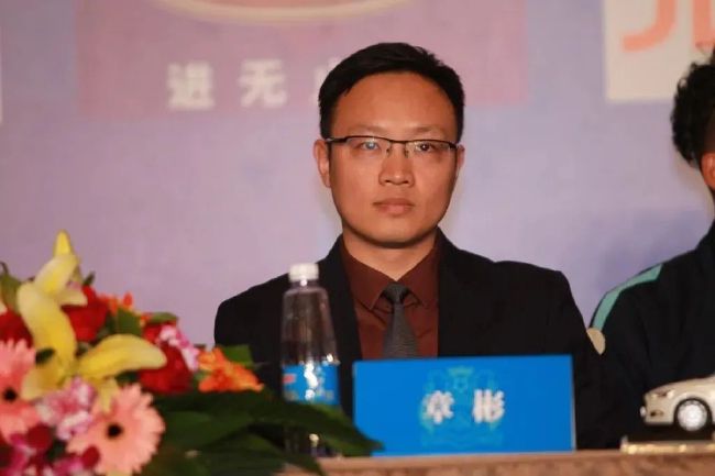 男生吃女生的胸视频
